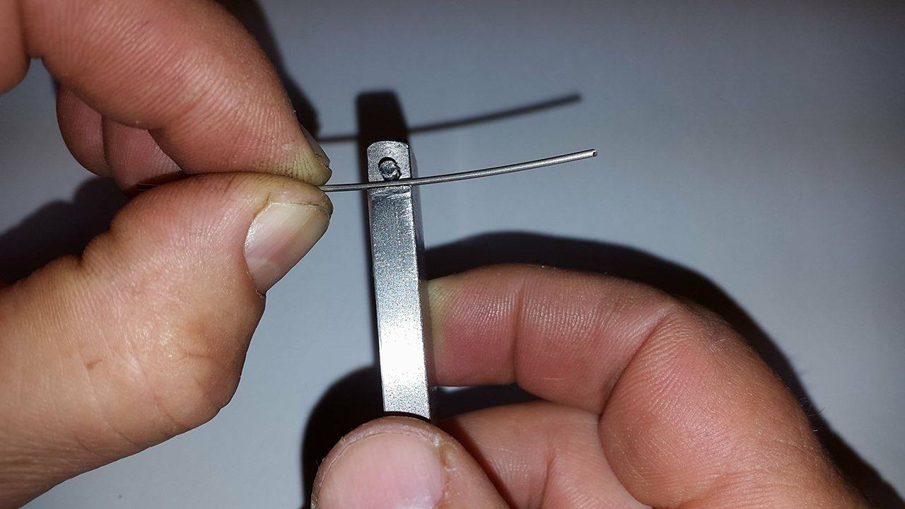 Wire bender to make hooks with 1.0 mm wire