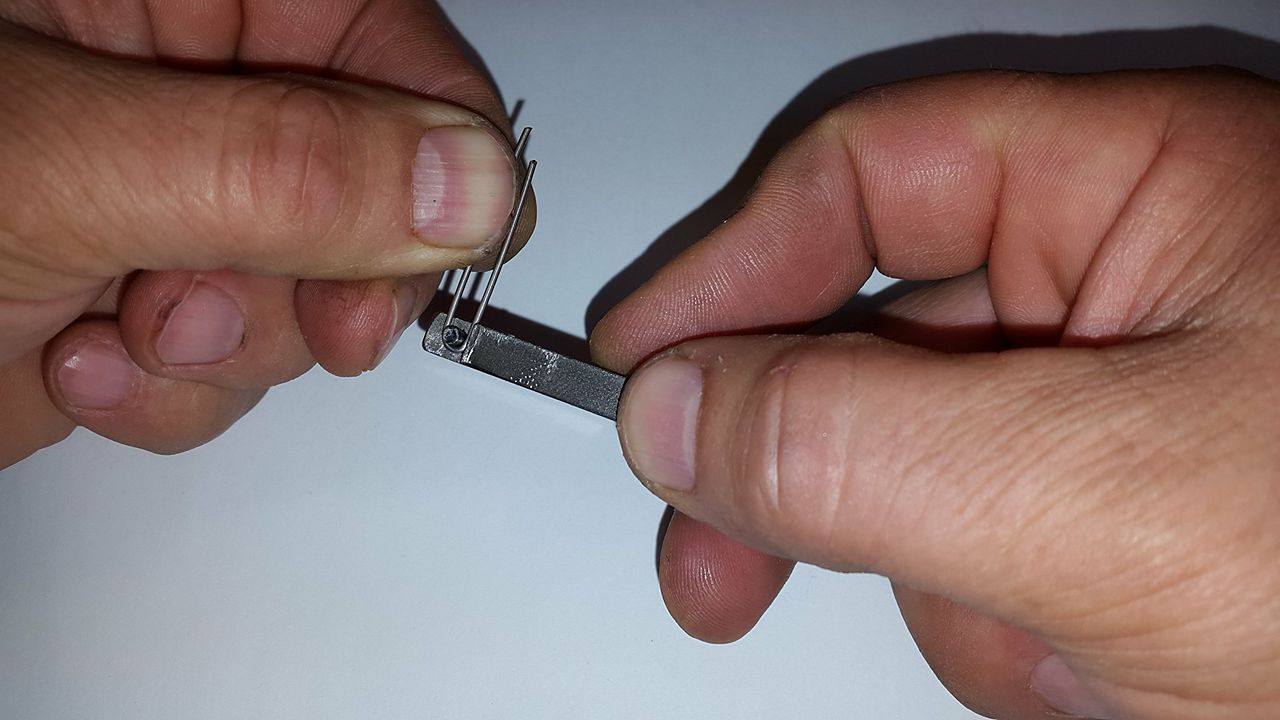 Piegafilo per realizzare i gancetti con filo 1.0 mm