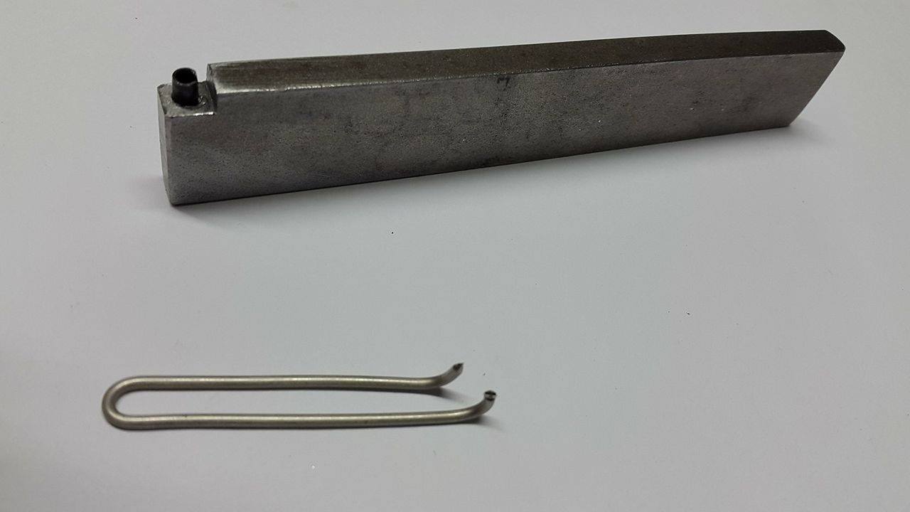 Wire bender to make hooks with 1.0 mm wire